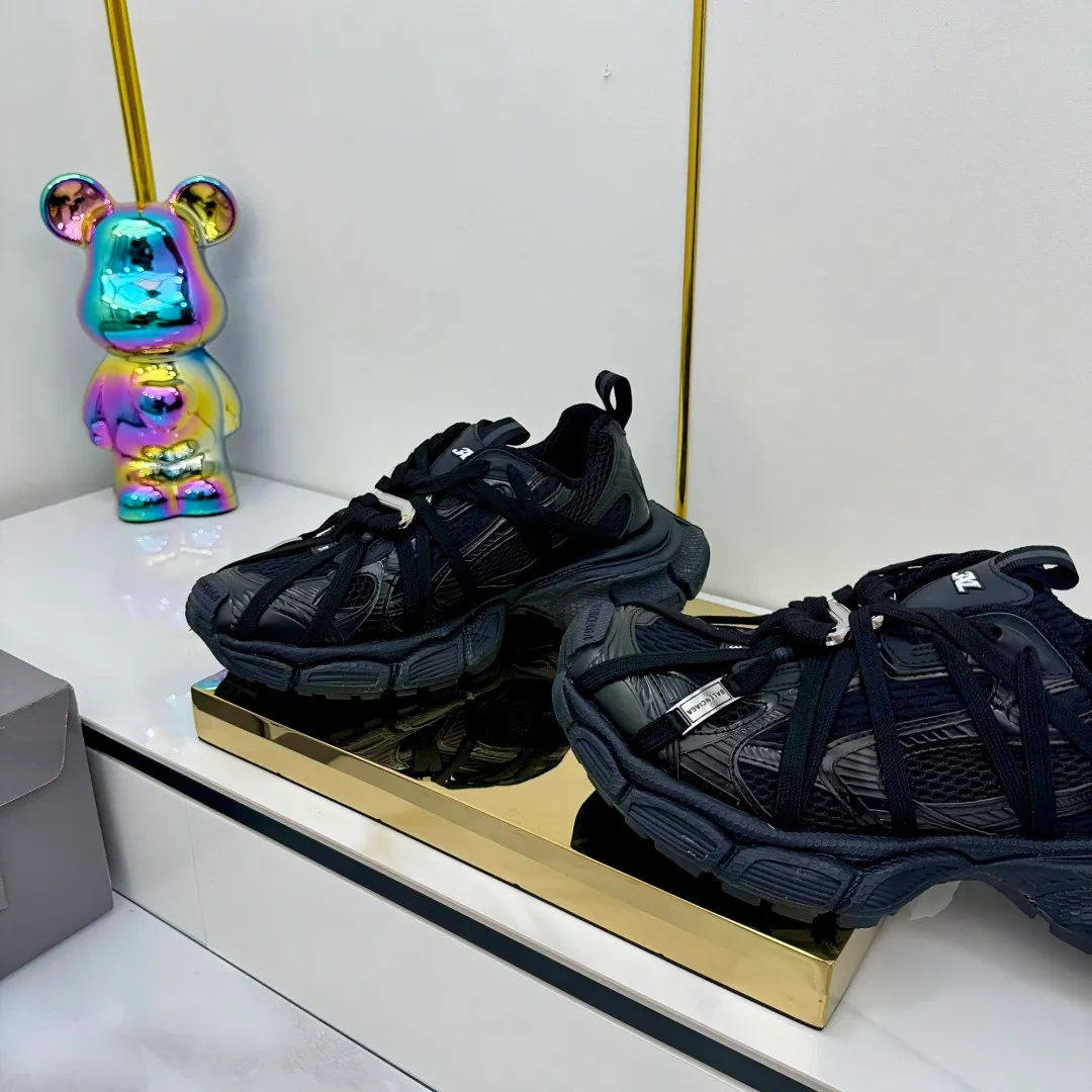 👟👟Ex-factory price 820👟👟 Balenciaga Balenciaga's latest popular 9th generation 3XL Sneaker Spider-Man series, couple's dad shoes, original purchase, development and production. Balenciaga 3XL Sneaker's overall shoe shape draws on the creative ideas of Balenciaga Track and Balenciaga Runner. It is equivalent to removing the outer frame of the Track shoe body while inheriting the streamlined shape and shape of the Runner. Track flat toe, new color matching, the entire shoe body is integrated into the spider binding shoelace design decoration, the exaggerated shape is more prominent. Fabric: original customized imported technical fabric + mesh inner lining: original customized breathable mesh lining. Outsole: original molded 5-layer ultra-light MD combination rubber sole. Bottom thickness: 5CM. Size: 35-45. Original packaging.